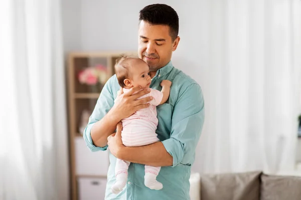 Padre de mediana edad con hija bebé en casa — Foto de Stock