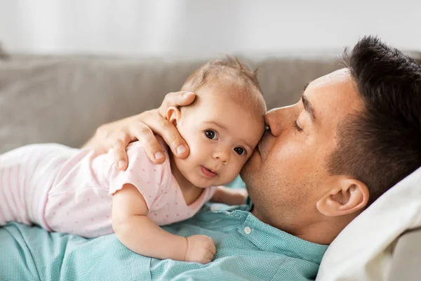 家で赤ちゃんの娘にキス中年の父親 — ストック写真