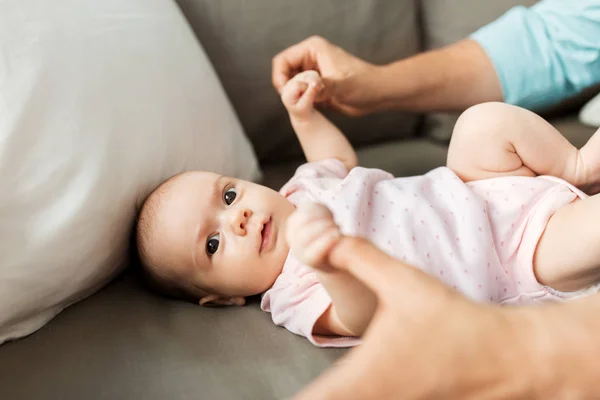 Pai de meia idade brincando com o bebê em casa — Fotografia de Stock