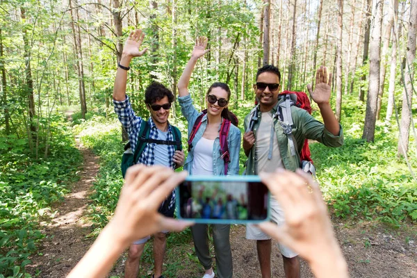 Friends with backpacks being photographed on hike — Stock Photo, Image