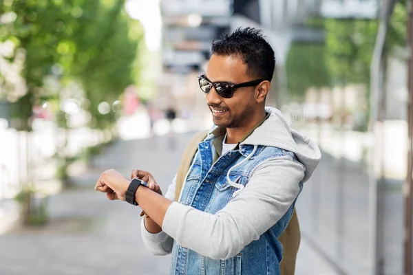 Hombre indio con reloj inteligente y mochila en la ciudad — Foto de Stock