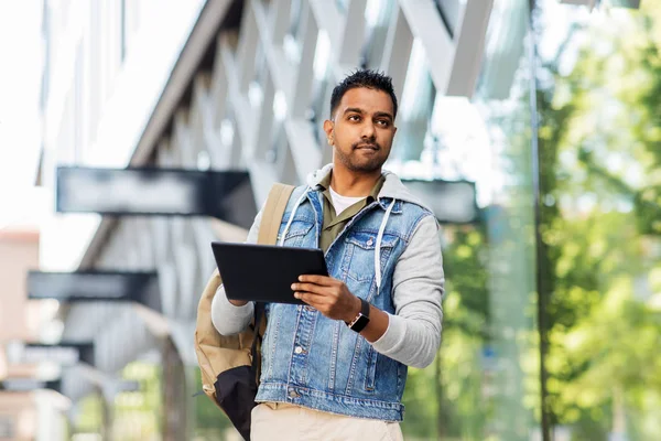 Man met Tablet PC en rugzak op City Street — Stockfoto