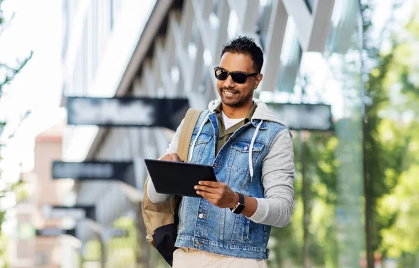 Hombre con tablet PC y mochila en la calle de la ciudad — Foto de Stock