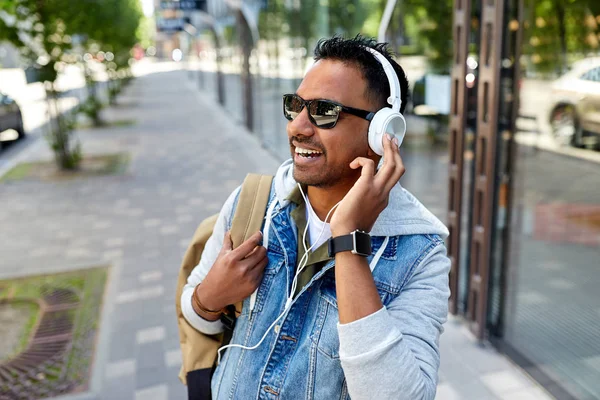 Hombre indio en auriculares con mochila en la ciudad —  Fotos de Stock