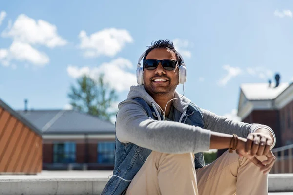 Uomo in cuffia ascoltare musica sul tetto — Foto Stock