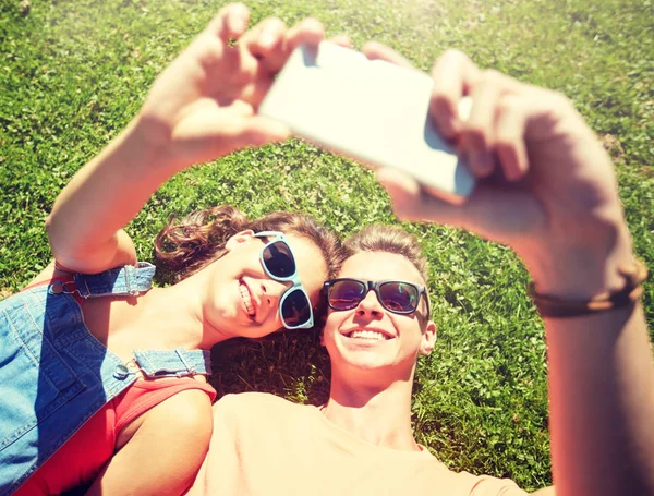 Heureux couple prendre selfie sur smartphone à l'été — Photo