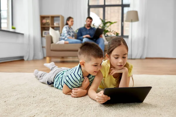 Brother and sister with tablet computer at home — Stock Photo, Image