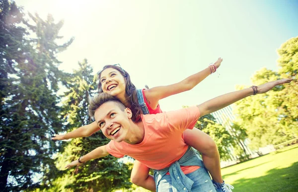 Gelukkige tiener paar plezier op zomer park — Stockfoto