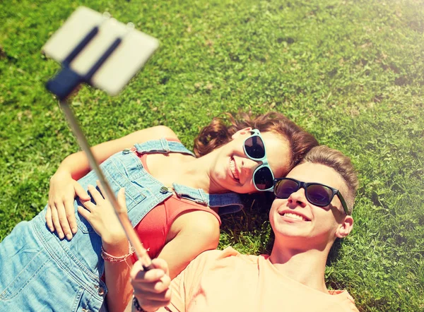 Gelukkig paar nemen selfie op smartphone in de zomer — Stockfoto