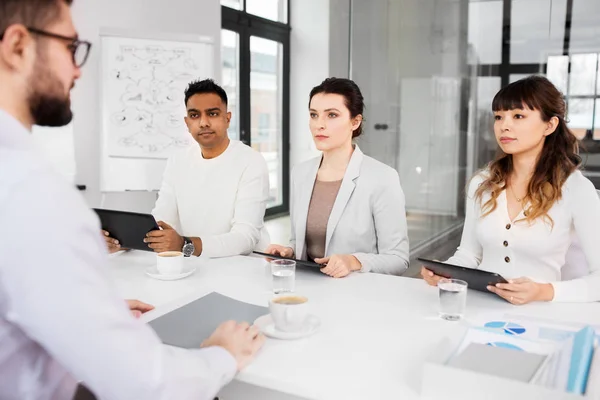 Reclutadores teniendo entrevista de trabajo con el empleado —  Fotos de Stock