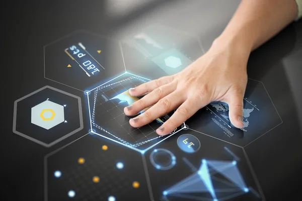 Hand mit schwarzem interaktivem Panel mit Diagrammen — Stockfoto