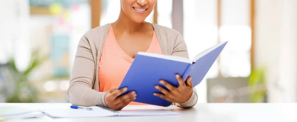 Africano americano mujer estudiante lectura libro — Foto de Stock