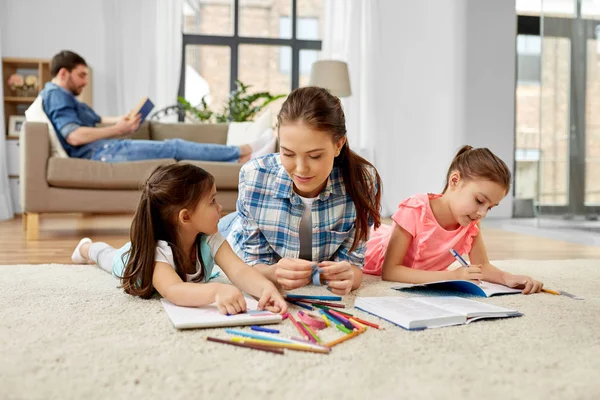 Madre trascorrere del tempo con le figlie piccole a casa — Foto Stock