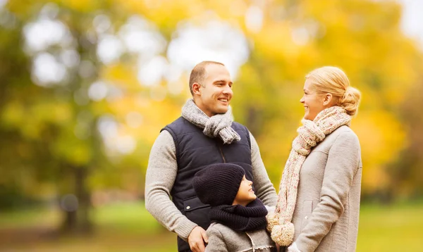 Familia feliz en el parque de otoño —  Fotos de Stock