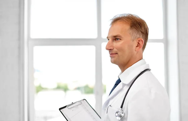 Smiling doctor in white coat at hospital — Stock Photo, Image