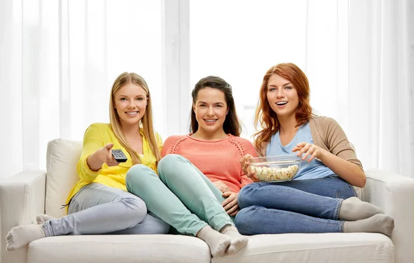 십 대 소녀나 친구들이 집에서 TV 를 보고 있다 — 스톡 사진