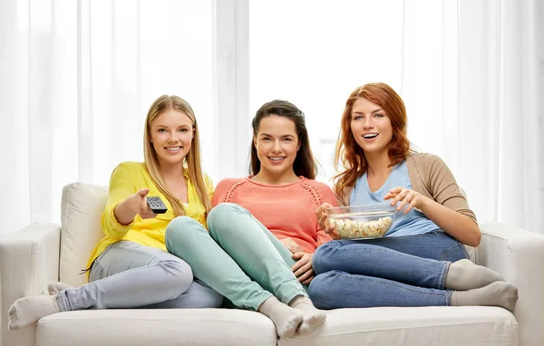 Teenage girls or friends watching tv at home — Stock Photo, Image