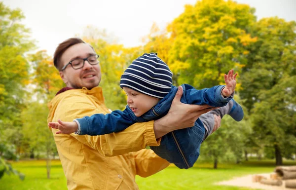 Oğul oynarken ve sonbaharda eğlenmek ile baba — Stok fotoğraf