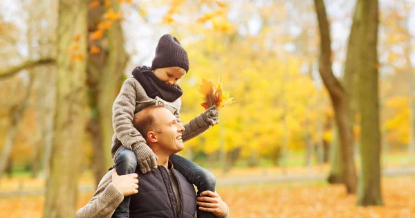 Família feliz se divertindo no parque de outono — Fotografia de Stock