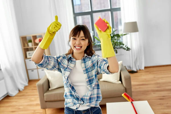 Felice donna asiatica con pulizia spugna a casa — Foto Stock