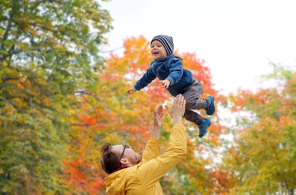 Vater und Sohn spielen und haben Spaß im Herbst — Stockfoto