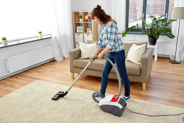 Wanita asia dengan vacuum cleaner di rumah — Stok Foto