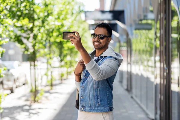 Mann macht Selfie mit Smartphone in der Stadt — Stockfoto