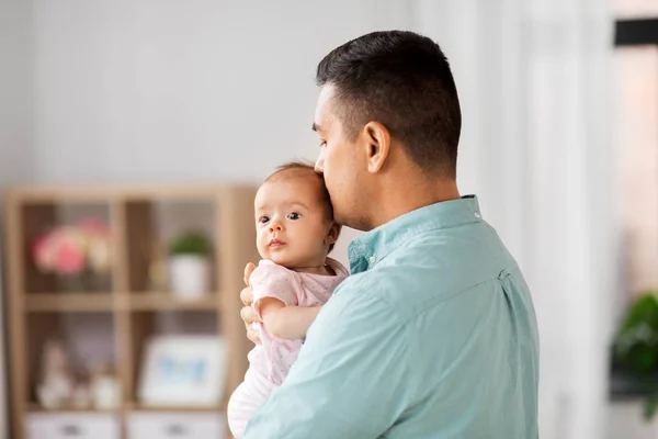 Vater mittleren Alters mit kleiner Tochter zu Hause — Stockfoto