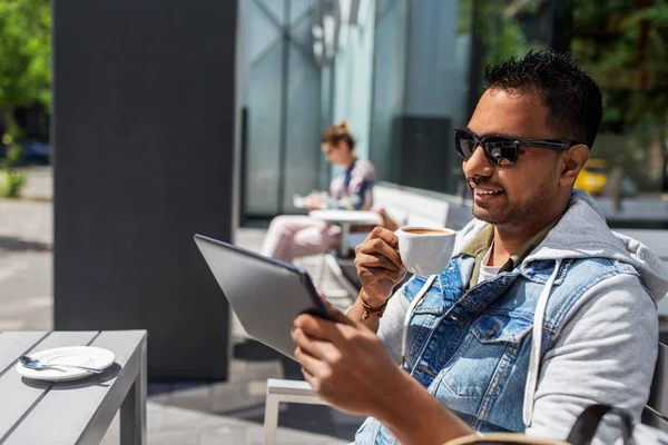 Ember tabletta PC ivás kávét utcai kávézóban — Stock Fotó