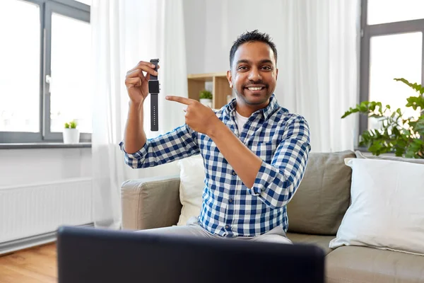 Bloguero masculino grabación vídeo revisión de reloj inteligente — Foto de Stock