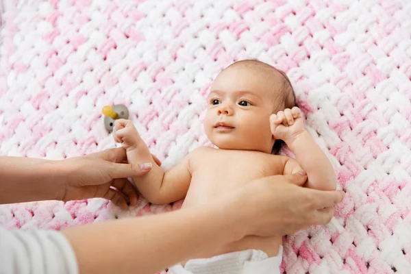 Söt baby girl liggande på stickad plysch filt — Stockfoto