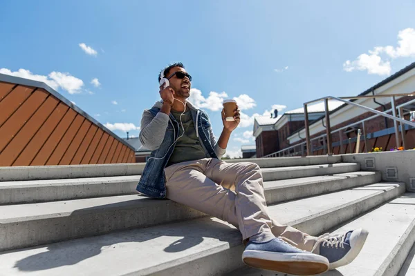 Uomo in cuffia ascoltare musica sul tetto — Foto Stock