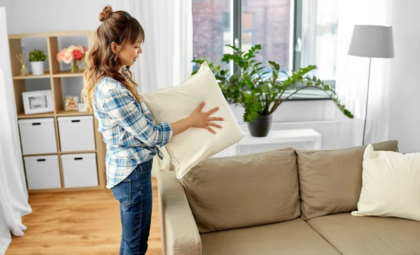 Mujer asiática arreglando cojines de sofá en casa — Foto de Stock