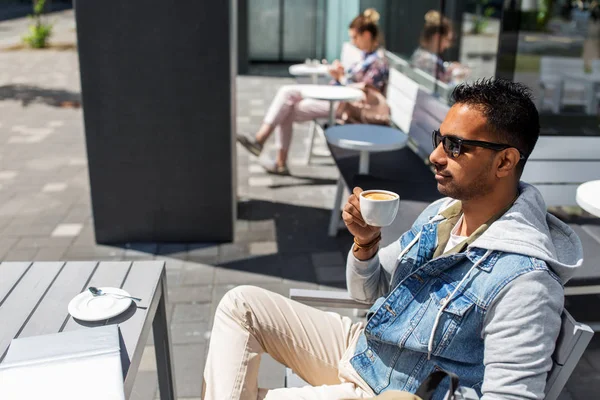 Indio hombre beber café en la ciudad café de la calle — Foto de Stock