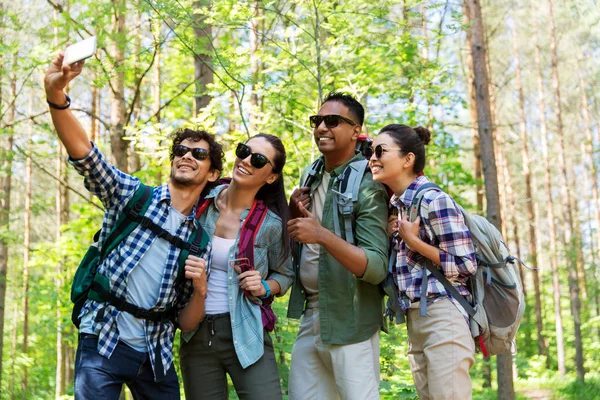 Przyjaciele z plecakami turystyka i robienie selfie — Zdjęcie stockowe