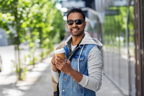 市内でバッグとテイクアウトコーヒーを持つインド人男性 — ストック写真