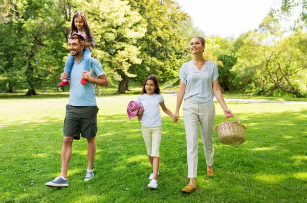 Familie mit Picknickkorb spazieren im Sommerpark — Stockfoto