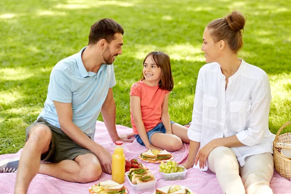 Glückliche Familie beim Picknick im Sommerpark — Stockfoto