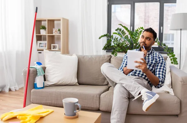 Indio hombre con que hacer la lista después de la limpieza en casa — Foto de Stock