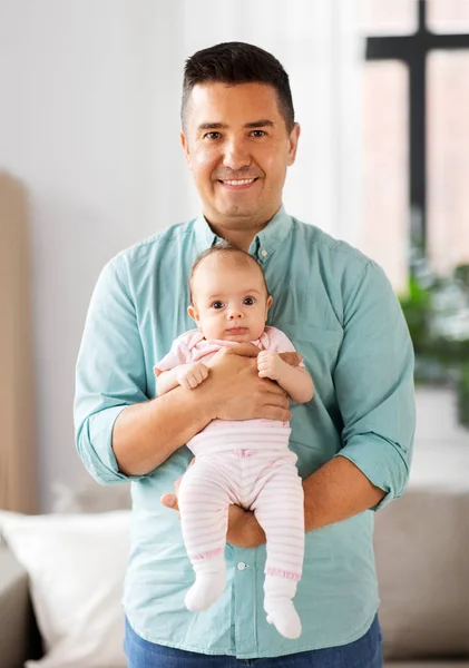 Middelbare leeftijd vader met baby dochter thuis — Stockfoto