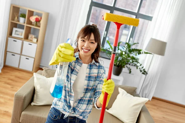 Aziatische vrouw met raam reiniger en spons MOP — Stockfoto