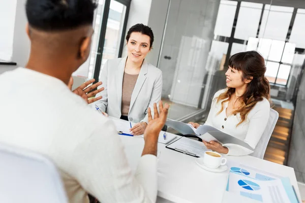 Recrutadores que têm entrevista de emprego com empregado — Fotografia de Stock