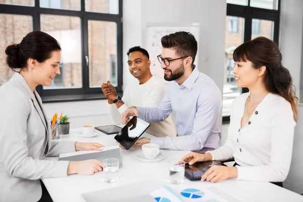 Recrutadores que têm entrevista de emprego com empregado — Fotografia de Stock