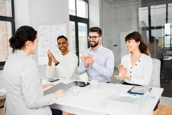 Reclutadores teniendo entrevista de trabajo con el empleado — Foto de Stock