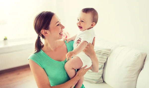 Feliz joven madre con pequeño bebé en casa —  Fotos de Stock