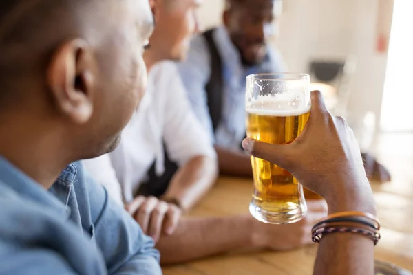男性朋友喝啤酒在酒吧或酒馆 — 图库照片