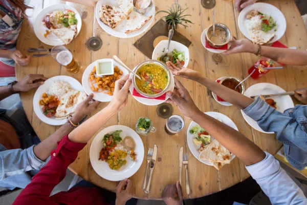 Internationella vänner äter på restaurang — Stockfoto