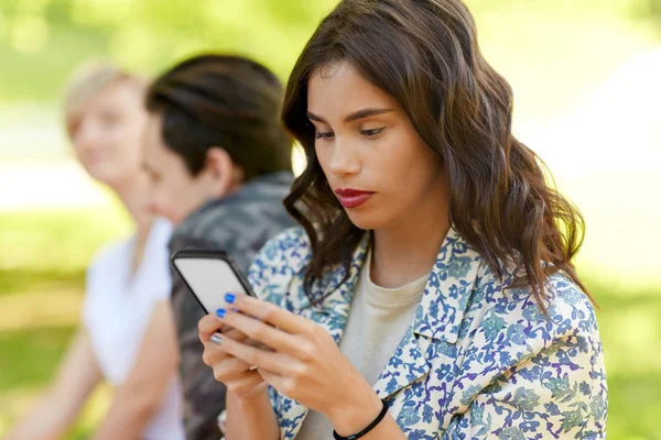 妇女使用智能手机与朋友在夏季公园 — 图库照片