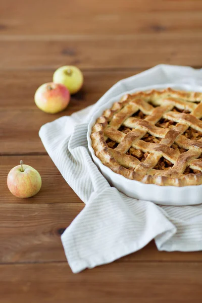 Gros plan de tarte aux pommes dans un moule de cuisson sur une serviette — Photo