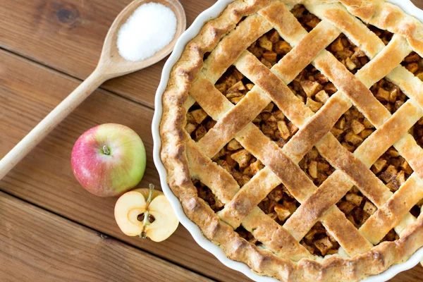 Gros plan de tarte aux pommes sur une table en bois — Photo